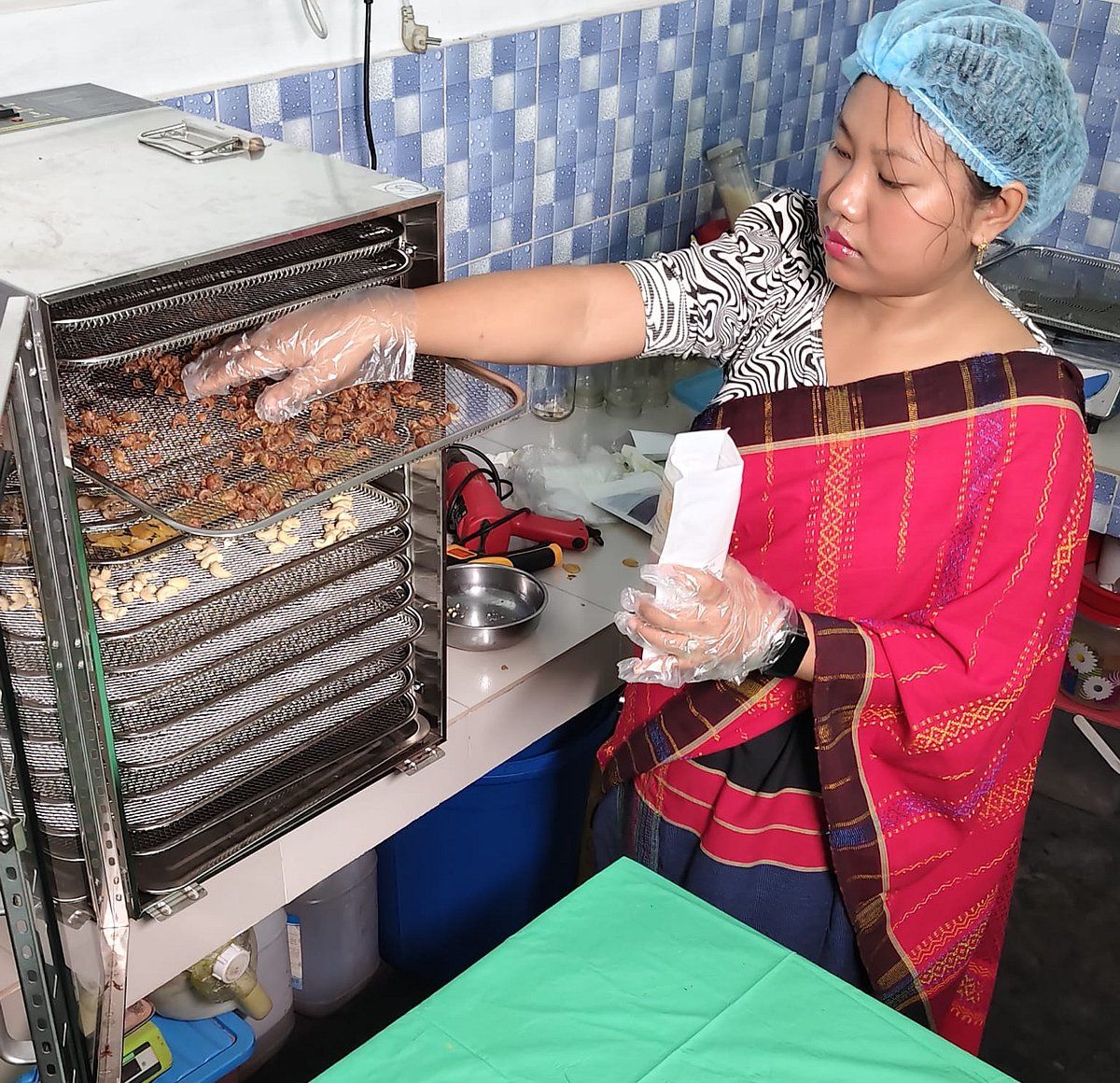 কৃষিপণ্য প্রক্রিয়াকরণ করছেন রেনেসাঁ চাকমা। সম্প্রতি রাঙামাটি শহরের মহাজনপাড়া এলাকা থেকে তোলা