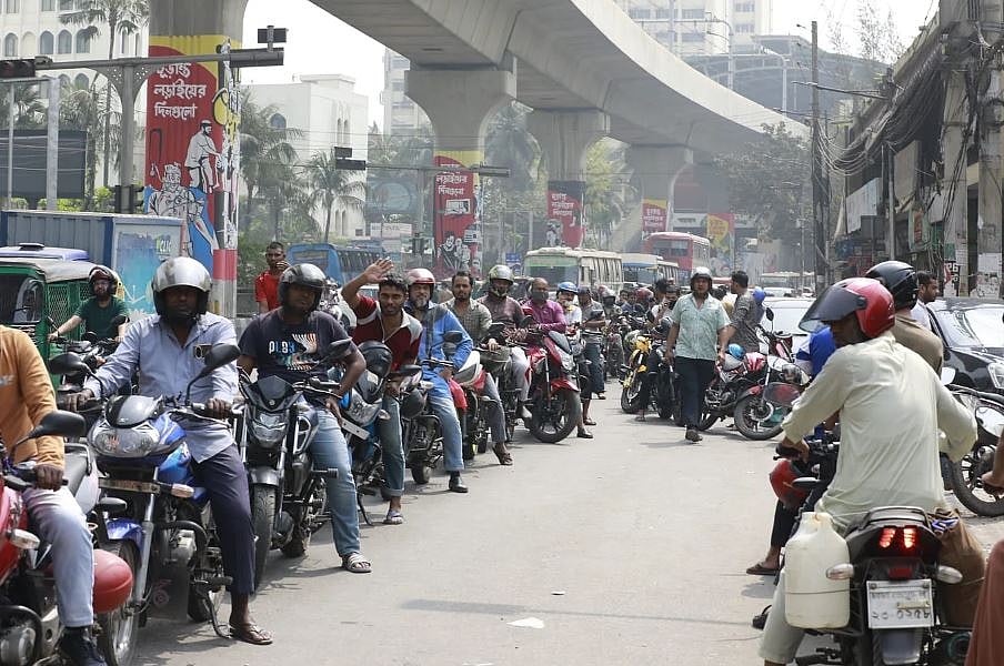 মধ্যপ্রাচ্য যুদ্ধের কারণে বাংলাদেশেও জ্বালানি নিয়ে অনিশ্চয়তা তৈরি হয়েছে।  জ্বালানি তেল নেওয়ার জন্য রাজধানীর একটি পাম্পে লম্বা লাইন।