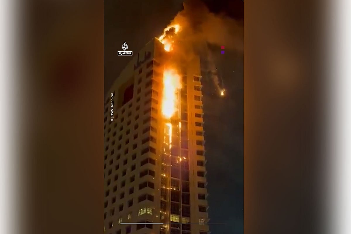 কুয়েতের পাবলিক ইনস্টিটিউশন ফর সোশ্যাল সিকিউরিটির বহুতল ভবনে আগুন জ্বলছে। ছবিটি তোলা হয়েছে ৮ মার্চ ২০২৬