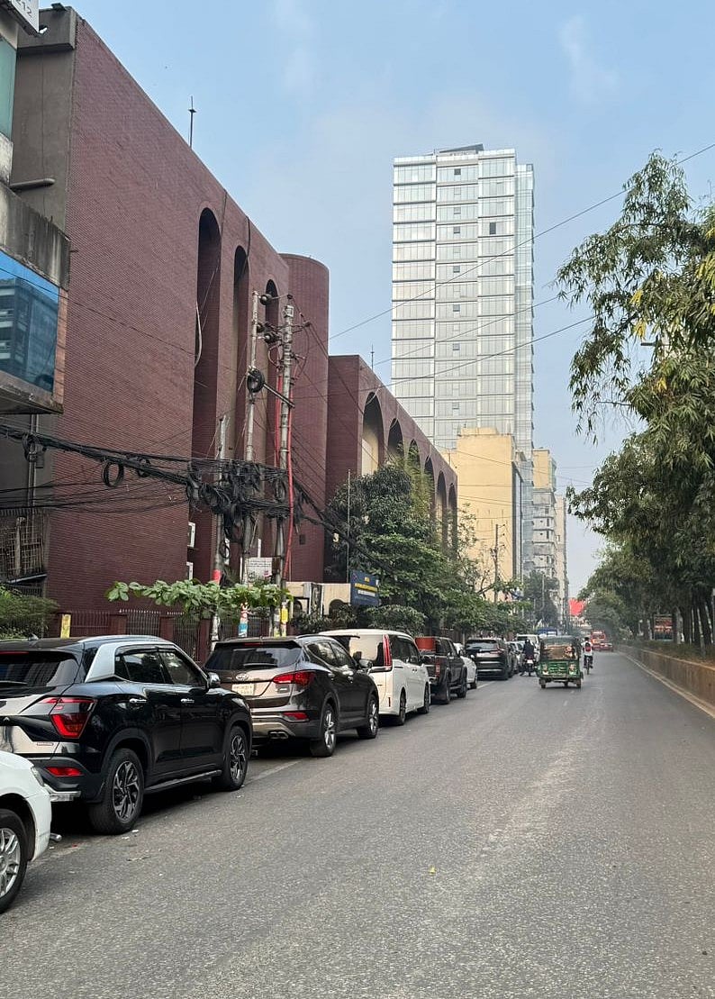 মহাখালী গুলশান সার্ভিস সেন্টারে গাড়ির তেল নেওয়ার লাইন ক‍্যান্সার হাসপাতাল পর্যন্ত গেছে। আজ রোববার সকাল সাড়ে ৭ টায়।  তিতুমীর কলেজের সামনে থেকে ছবিটি তোলা