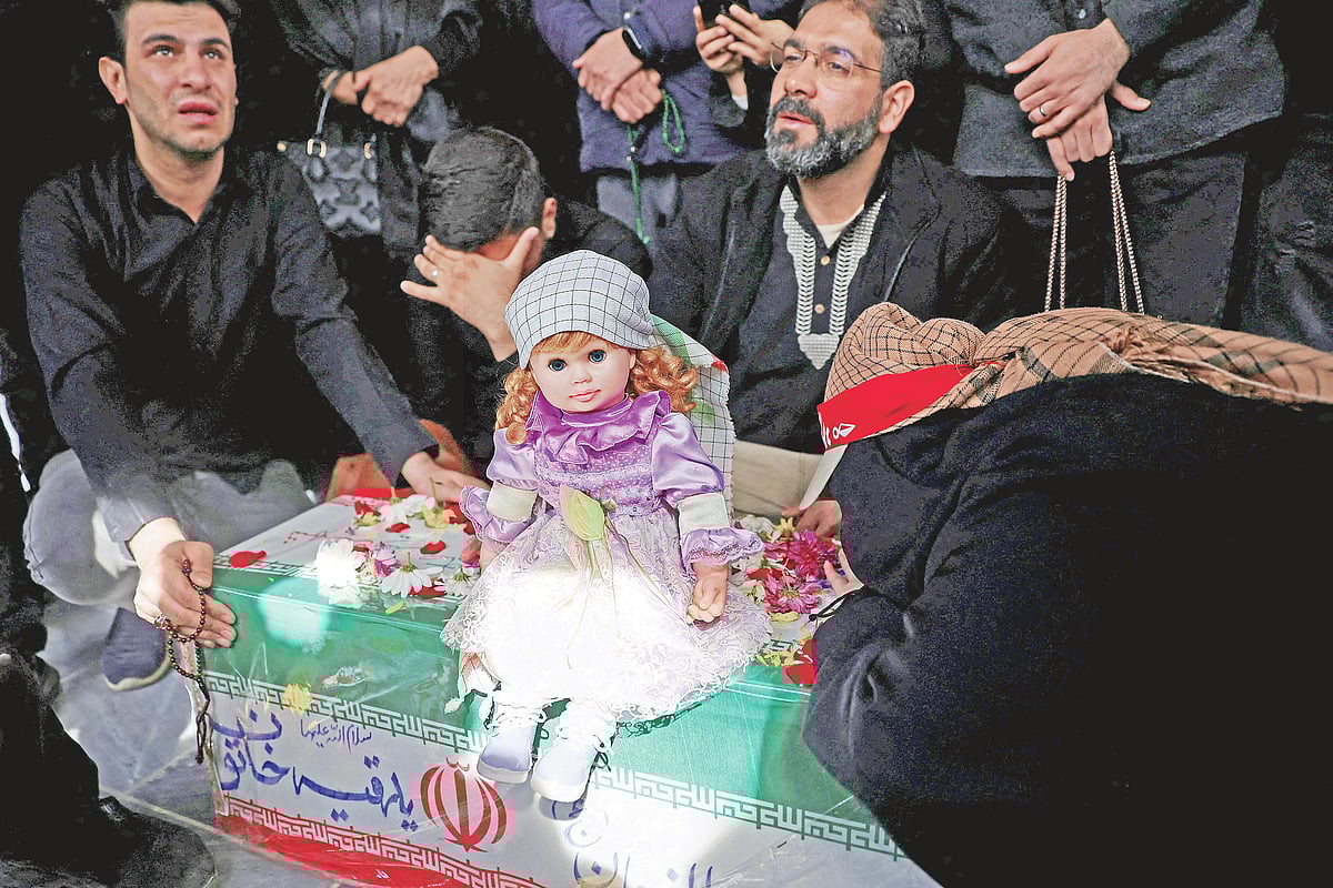যুক্তরাষ্ট্র–ইসরায়েলের হামলায় প্রাণ হারিয়েছে দুই বছরের শিশু জয়নাব সাহেবি। হয়তো পুতুলটি খুব পছন্দের ছিল জয়নাবের। চিরবিদায়ের সময় তার কফিনে রাখা হয়েছে পুতুলটি। গতকাল তেহরানে