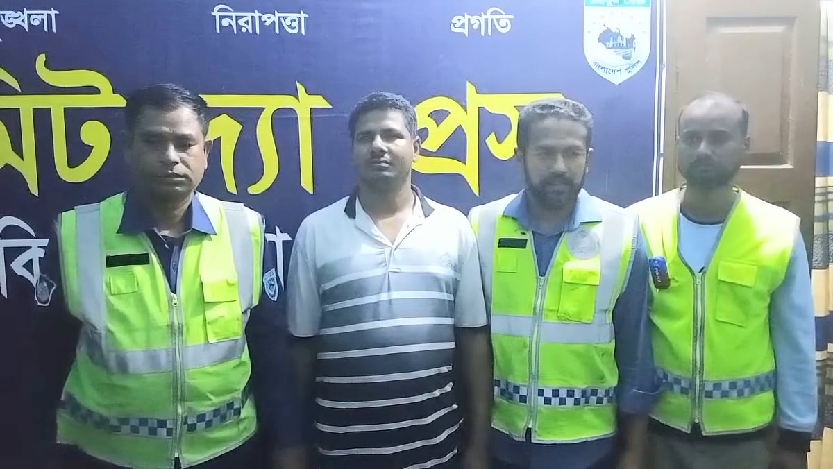 বাসচালক হাফিজুল ইসলামকে গ্রেপ্তার করেছে পুলিশ।  গতকাল শনিবার রাতে