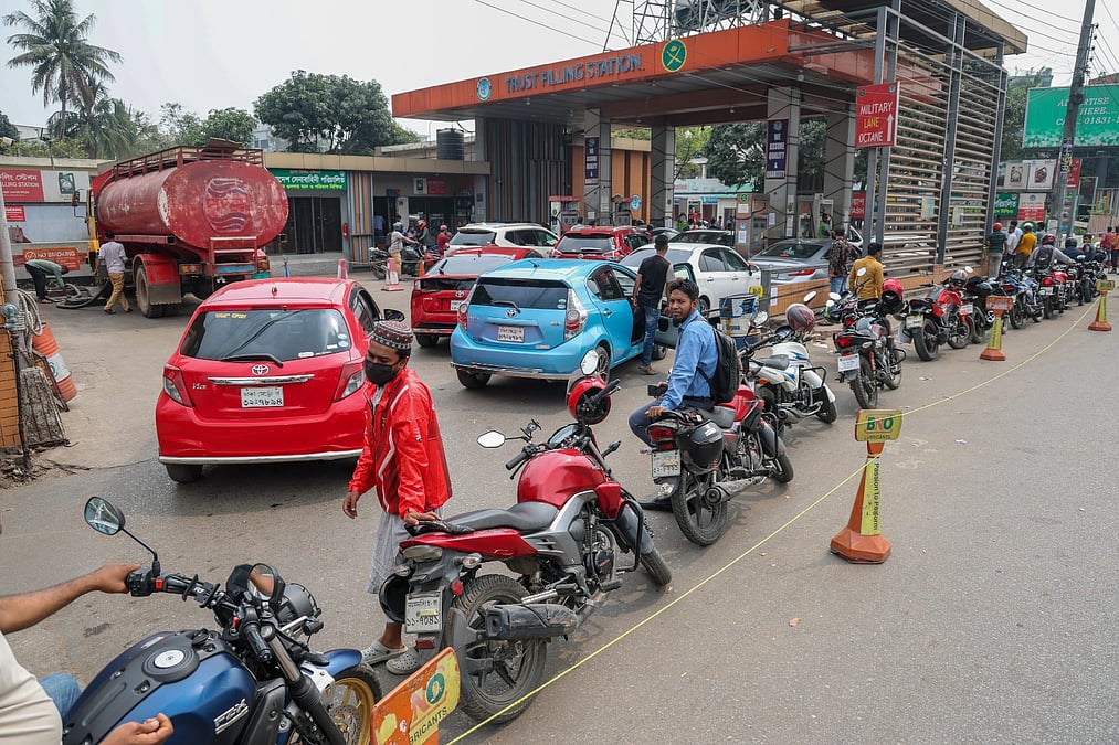 জ্বালানি তেলের অবৈধ মজুত ঠেকাতে মাঠে ভ্রাম্যমাণ আদালত | প্রথম আলো