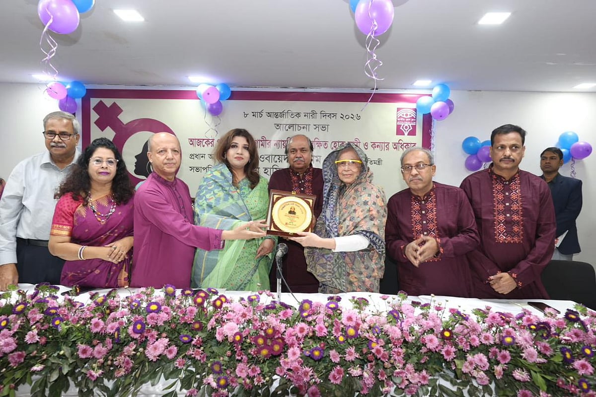 নারী সাংবাদিকতায় বিশেষ অবদানের জন্য জ্যেষ্ঠ সাংবাদিক মমতাজ বিলকিস বানুকে জাতীয় প্রেসক্লাবের পক্ষ থেকে সম্মাননা স্মারক প্রদান করা হয়