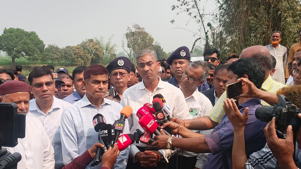 দিনাজপুরের কাহারোল উপজেলার সাহাপাড়া খাল পরিদর্শনের পর সাংবাদিকদের সঙ্গে কথা বলেন পানিসম্পদমন্ত্রী শহীদ উদ্দিন চৌধুরী। রোববার দুপুরে