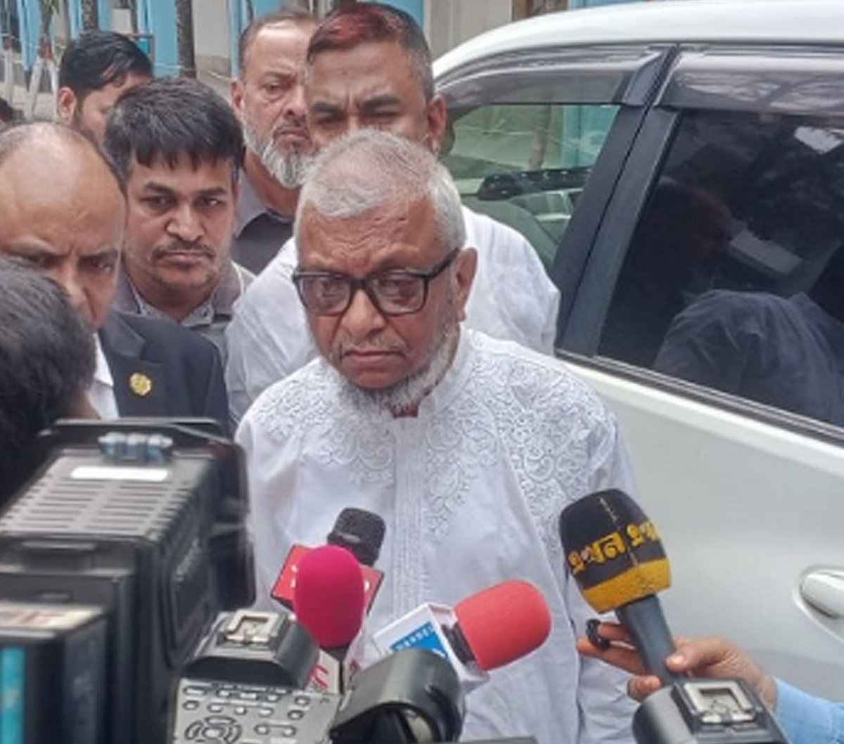 সিলেটে জেলা প্রশাসক কার্যালয়ের সামনে সাংবাদিকদের সঙ্গে মধ্যপ্রাচ্যের যুদ্ধ পরিস্থিতিতে প্রবাসী বাংলাদেশিদের বিষয়ে কথা বলেন প্রবাসীকল্যাণ ও বৈদেশিক কর্মসংস্থানমন্ত্রী আরিফুল হক চৌধুরী। রোববার দুপুরে