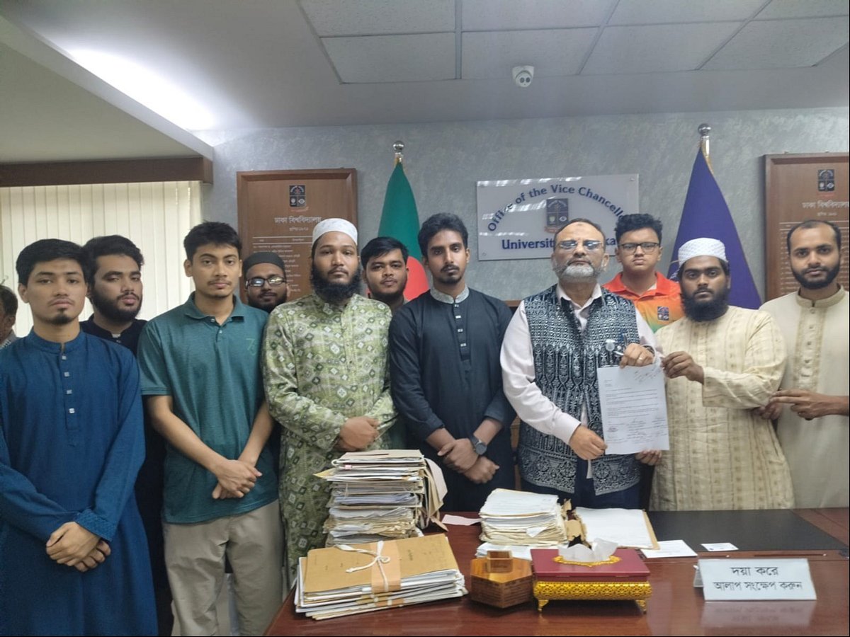 নবীন শিক্ষার্থীদের আবাসনব্যবস্থা নিশ্চিত করার দুই দফা দাবিতে ঢাকা বিশ্ববিদ্যালয়ের উপাচার্য অধ্যাপক নিয়াজ আহমেদ খানের কাছে স্মারকলিপি দেন বিভিন্ন হল সংসদের নেতারা। উপাচার্যের কার্যালয়, আজ রোববার দুপুরে