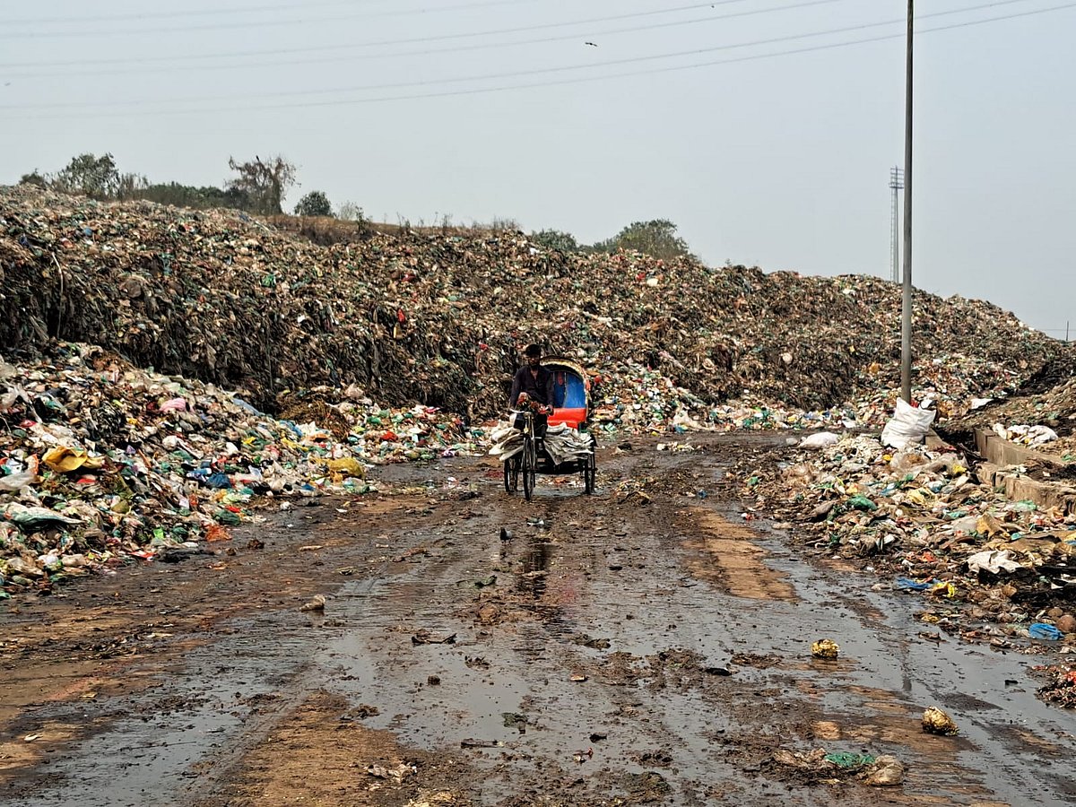 মাতুয়াইল ল্যান্ডফিলের মাঝ দিয়ে চলে যাওয়া রাস্তা