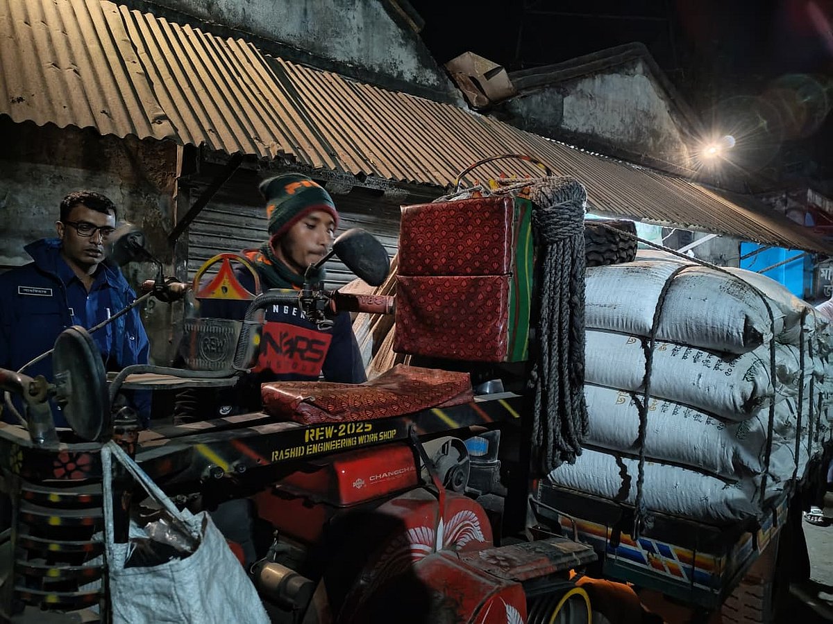 যশোরের অভয়নগরে পাচারের সময় ৫৬ বস্তা সরকারি সার জব্দ করা হয়েছে