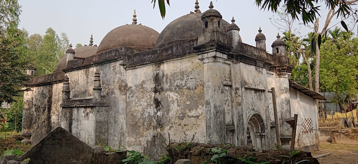 লালমনিরহাটের আদিতমারী উপজেলার সাপ্টিবাড়ি ইউনিয়নের গিলাবাড়ি গ্রামে অবস্থিত মোগল আমলের প্রাচীন মসজিদ