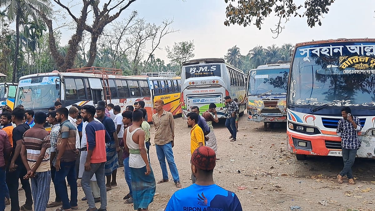 ভোলার চরফ্যাশন উপজেলায় আন্তমহাসড়কসহ সাতটি রুটে বাস চলাচল বন্ধ করে দিয়েছেন বাস ও মিনিবাস শ্রমিকেরা। আজ দুপুরে বীরশ্রেষ্ঠ মোস্তফা কামাল বাসস্ট্যান্ড