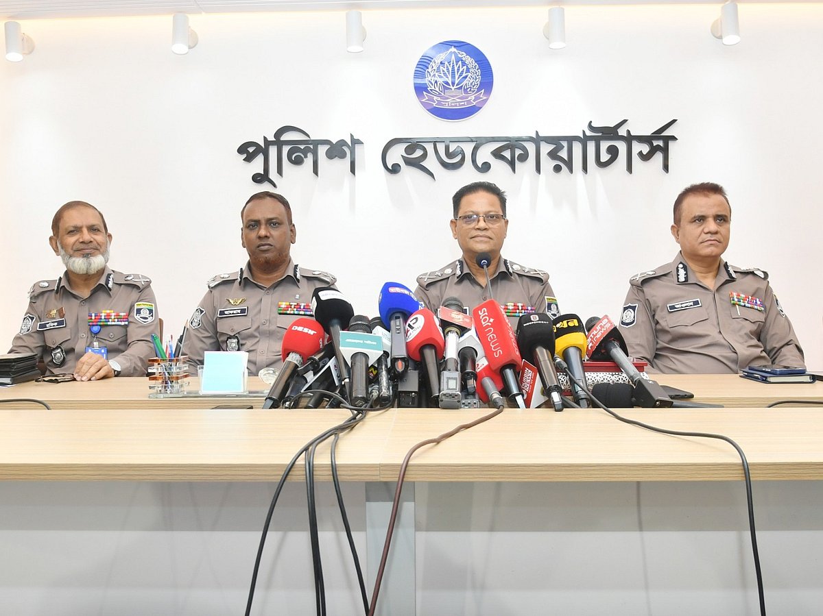 পুলিশ সদর দপ্তরের মিডিয়া সেন্টারে এক সংবাদ সম্মেলনে পুলিশের মহাপরিদর্শক (আইজিপি) আলী হোসেন ফকির নানা পদক্ষেপের কথা জানান। আজ সোমবার দুপুরে