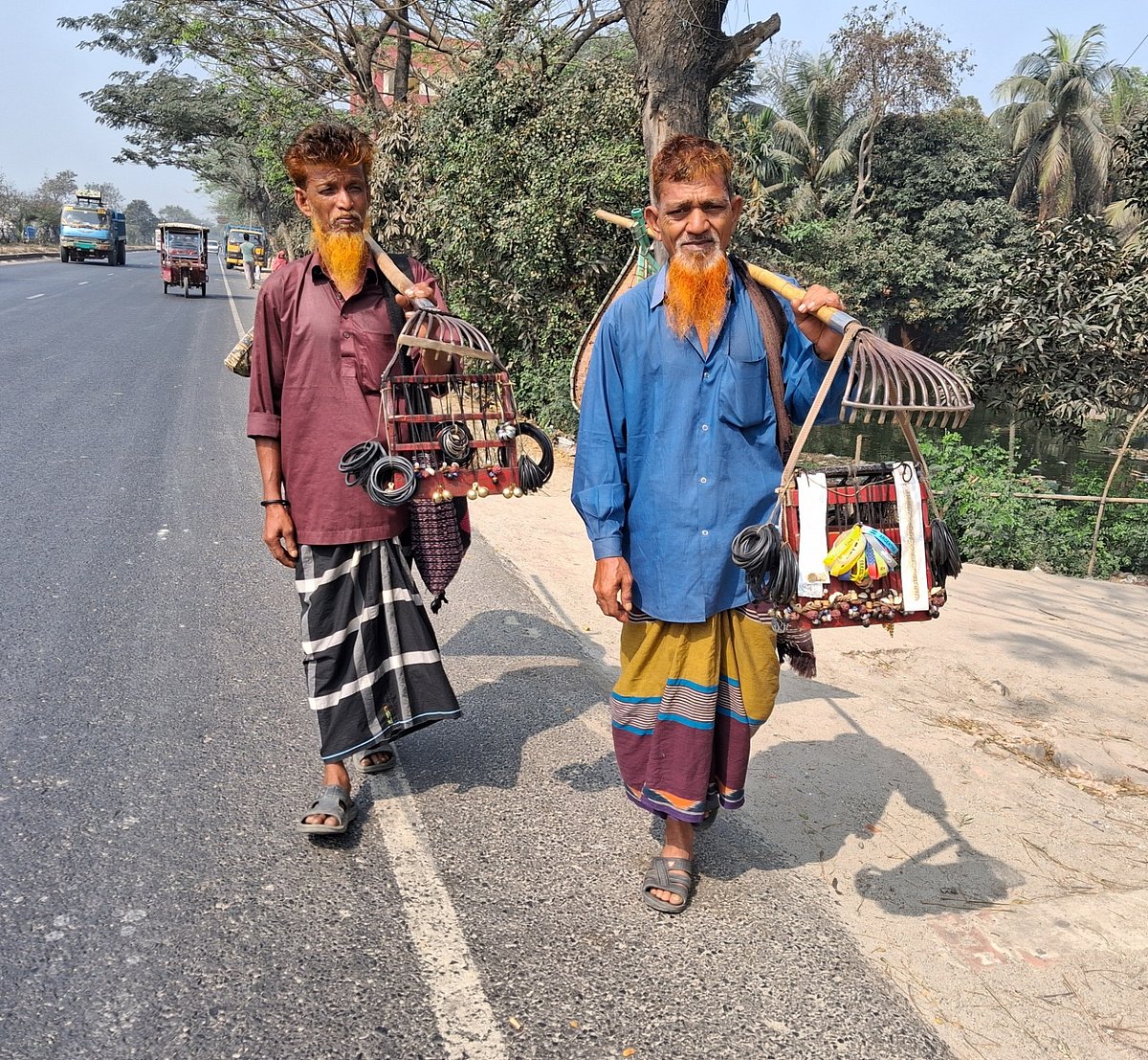 গিয়াস উদ্দিন ও শিশু মিয়া গ্রামে গ্রামে ফেরি করে কড়ি-মালা বিক্রি করেন আর জলাশয়ে হারিয়ে যাওয়া সোনা-রুপা খুঁজে দেন। রোববার দুপুরে কুমিল্লার দাউদকান্দি উপজেলার শহীদনগর এলাকায় ঢাকা-চট্টগ্রাম মহাসড়কে