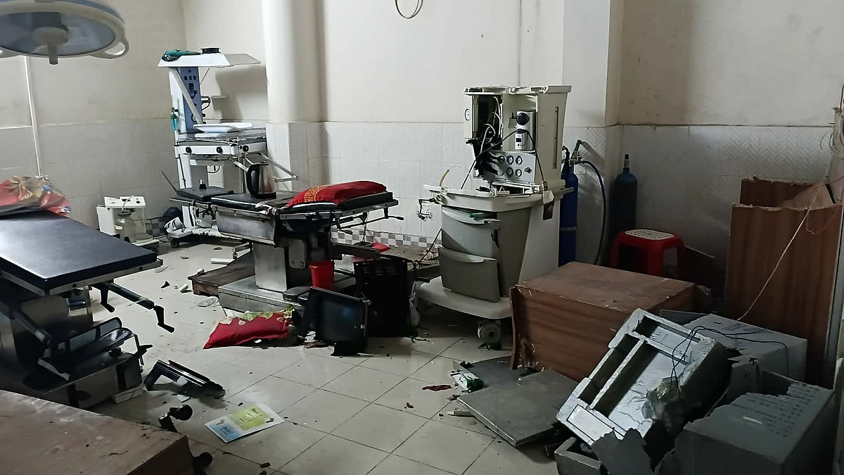 অবহেলায় প্রসূতি মৃত্যুর খবরে হাসপাতালে ভাঙচুর চালায় বিক্ষুব্ধ জনতা ও রোগীর স্বজনেরা। আজ সোমবার সকালে গাজীপুরের শ্রীপুর উপজেলার মাওনা চৌরাস্তায় এলাকায় লাইফ কেয়ার হাসপাতালে