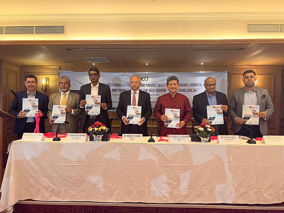 ব্যবসায়ী সংগঠন এমসিসিআই ও গবেষণা সংস্থা পলিসি এক্সচেঞ্জ বাংলাদেশের যৌথভাবে আয়োজিত প্রতিবেদন প্রকাশ অনুষ্ঠানে অতিথিরা। আজ সোমবার রাজধানীর গুলশানে এমসিসিআই কার্যালয়ে