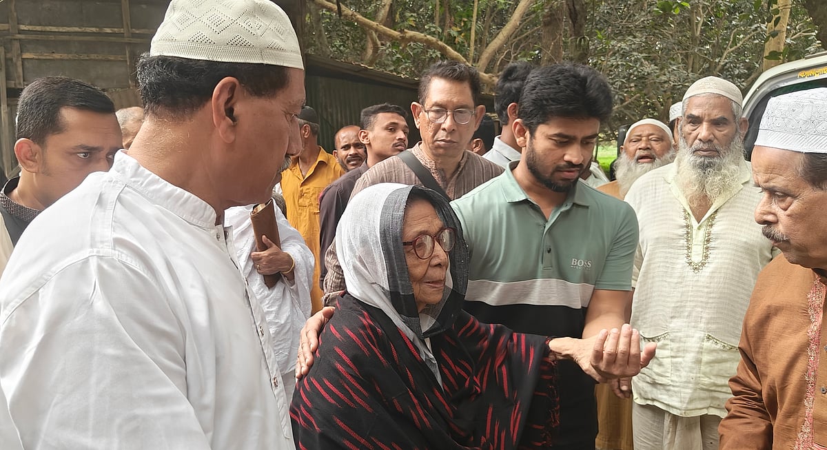 অধ্যাপক সাখাওয়াত আলী খানের দাফনের পর তাঁর স্ত্রী মালেকা খানকে সমবেদনা জানান সংসদ সদস্য খায়রুল কবির খোকনসহ জানাজায় অংশগ্রহণকারীরা। আজ সোমবার দুপুরে নরসিংদীর শিবপুরের মাছিমপুর ইউনিয়নে ধানুয়া গ্রামে