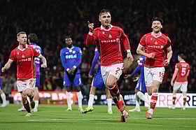 এক দেশের দল কীভাবে অন্য দেশের লিগে খেলে?