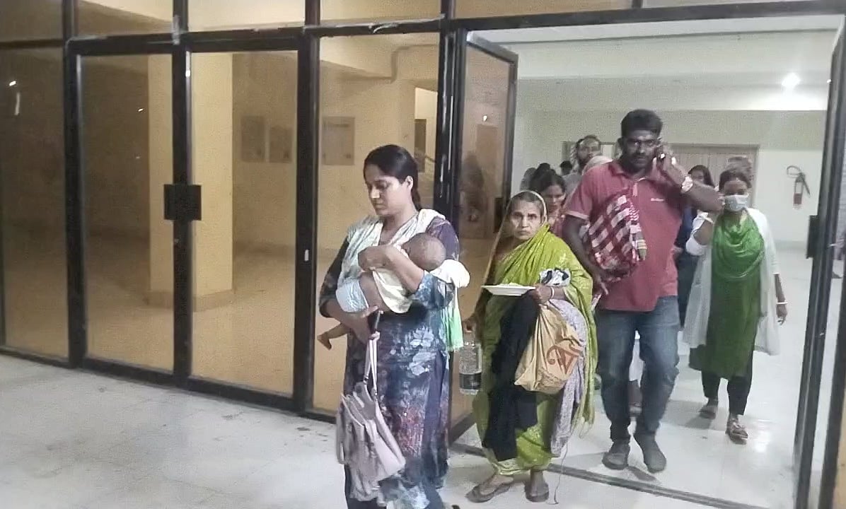 মাদারীপুরে শিবচর উপজেলায় আগুনের আতঙ্কে হাসপাতাল থেকে তাৎক্ষণিকভাবে বেরিয়ে যান রোগী, স্বজন ও কর্মকর্তা–কর্মচারীরা। গতকাল রোববার রাতে উপজেলা স্বাস্থ্য কমপ্লেক্সে