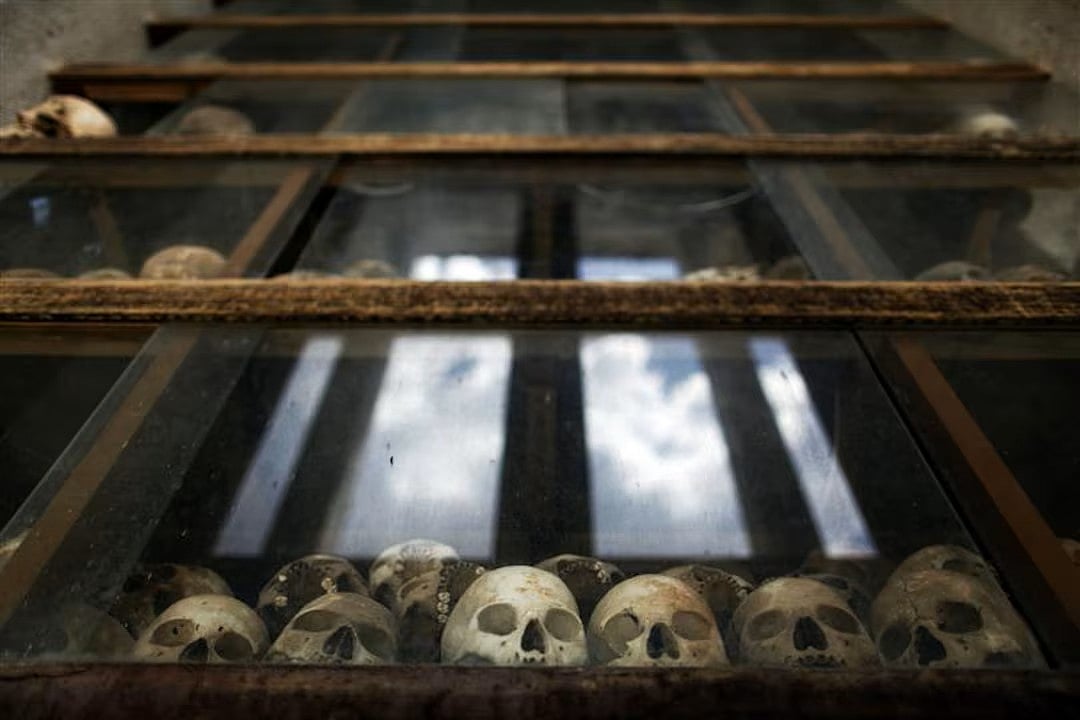 কম্বোডিয়ার রাজধানী নমপেনে জেনোসাইড জাদুঘরে থাকা মাথার খুলি আছে খেমার রুজ গণহত্যার প্রমাণ হিসেবে