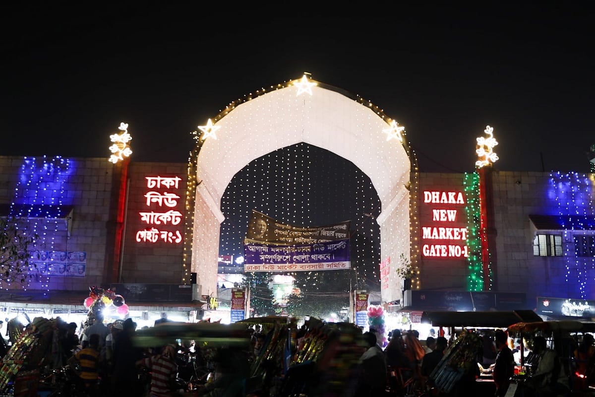 বিদ্যুৎ সাশ্রয়ের নির্দেশনা মানছে না ঢাকা নিউমার্কেট কর্তৃপক্ষও। মার্কেটের ১ নম্বর ফটকজুড়ে জ্বলছে এমন বাতি