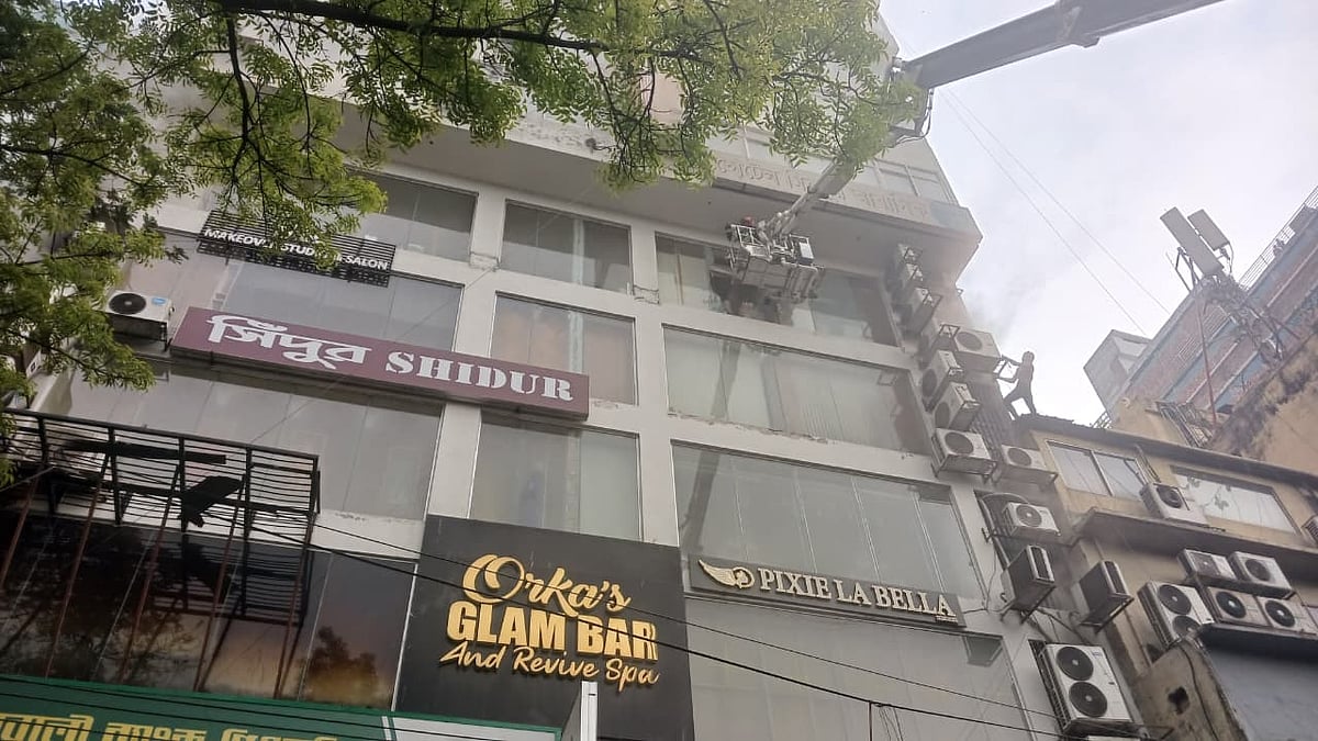 টার্ন টেবল ল্যাডার ব্যবহার করে ভবনের ছাদ ও বিভিন্ন তলা থেকে ২৪ জনকে উদ্ধার করে ফায়ার সার্ভিস। ৯ মার্চ 