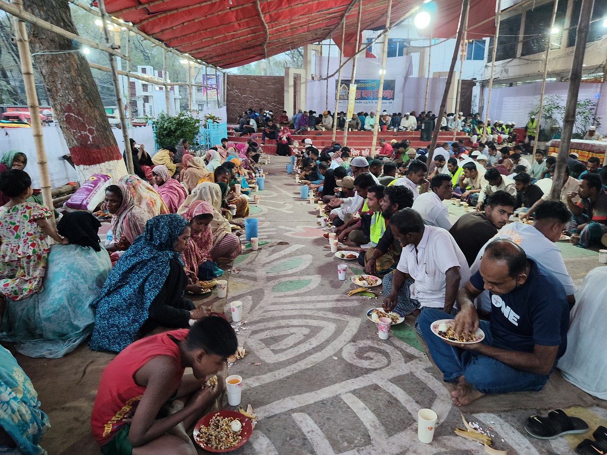 মাসব্যাপী বিনা মূল্যে ইফতারের আয়োজন করা হয়। গতকাল সন্ধ্যায় টাঙ্গাইলের শহীদ মিনার প্রাঙ্গণে