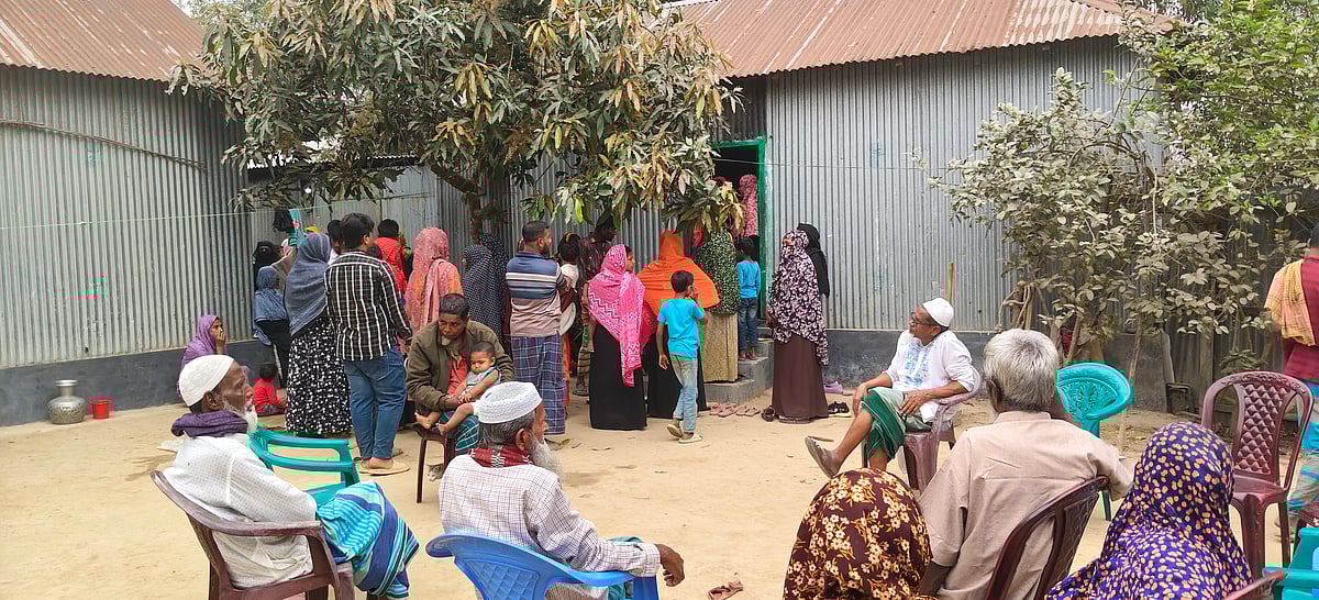 মোশাররফের বাড়িতে এলাকাবাসী ও আত্মীয়স্বজনদের ভিড়। আজ সোমবার