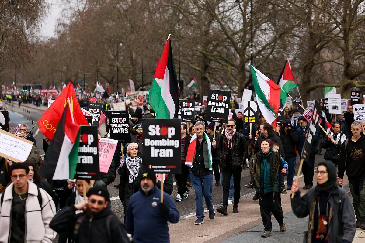 যুক্তরাজ্যের লন্ডনে স্টপ দ্য ওয়ার কোয়ালিশনের আয়োজনে পদযাত্রা। ইরানে হামলা বন্ধের দাবিতে প্ল্যাকার্ড এবং ইরান ও ফিলিস্তিনের পতাকা হাতে যুদ্ধবিরোধী বিক্ষোভকারীরা। ৭ মার্চ ২০২৬