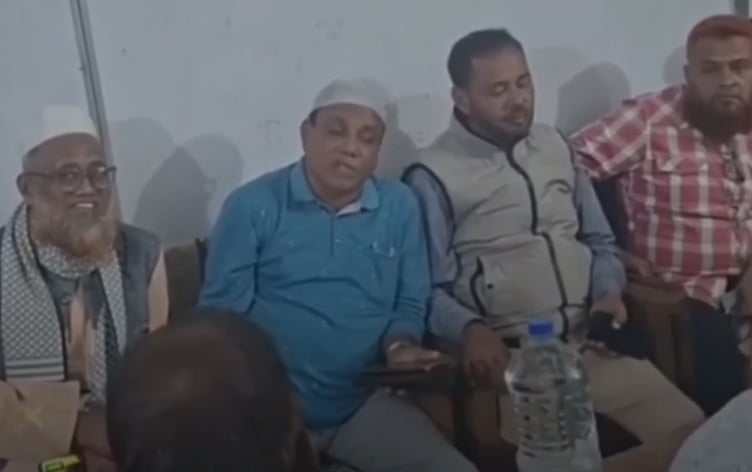 ওএমএস ডিলারদের সঙ্গে আলোচনাসভায় বরগুনার আমতলী উপজেলা বিএনপির সাবেক আহ্বায়ক জালাল উদ্দিন ফকির (আকাশি রঙের জামা)