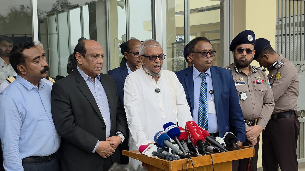 মধ্যপ্রাচ্যে যুদ্ধে বোমা হামলায় নিহত মৌলভীবাজারের বড়লেখার এক প্রবাসীর লাশ গ্রহণ শেষে সাংবাদিকদের সঙ্গে কথা বলেন প্রবাসীকল্যাণ ও বৈদেশিক কর্মসংস্থান মন্ত্রী আরিফুল হক চৌধুরী। সোমবার দুপুরে সিলেট ওসমানী আন্তর্জাতিক বিমানবন্দরে