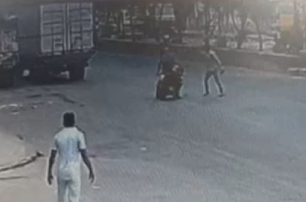 নারায়ণগঞ্জ শহরে নগর ভবনের সামনে পুলিশের এক এএসআই অস্ত্র ছিনতাই হয় গতকাল রোববার। এ ঘটনা নগর ভবনের সামনের সিসি ক্যামেরার ফুটেজে ধরা পড়ে