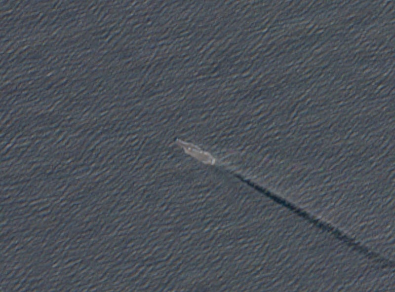 কৃত্রিম উপগ্রহ থেকে তোলা ছবিতে আরব সাগরে উত্তর-পশ্চিম দিকে অগ্রসর হতে দেখা যাচ্ছে ইউএসএস আব্রাহাম লিংকনকে। ৭ মার্চ, ২০২৬ 