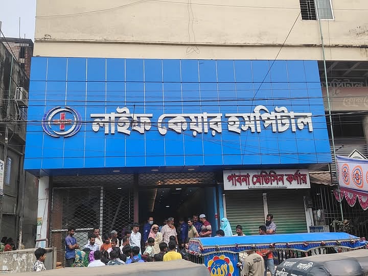 গাজীপুরের শ্রীপুরের মাওনা চৌরাস্তায় অবস্থিত লাইফ কেয়ার হাসপাতাল। আজ সোমবার সকাল ১০টার দিকে তোলা