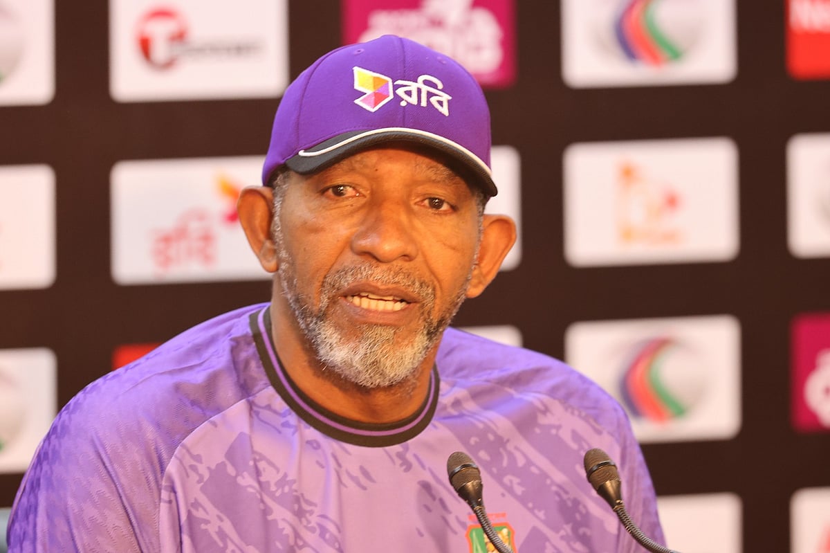 আজ মিরপুরে সংবাদ সম্মেলনে বাংলাদেশ দলের প্রধান কোচ ফিল সিমন্স