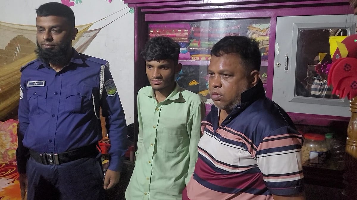 চুরির অভিযোগে আটক বাবা–ছেলে