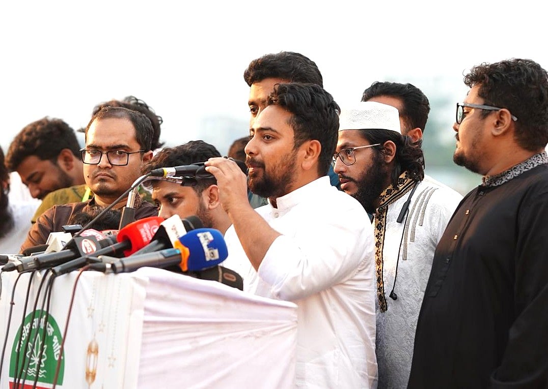 খুলনা নগরের জেলা স্টেডিয়াম প্রাঙ্গণে সোমবার বিকেলে এনসিপি আয়োজিত খুলনা বিভাগীয় ইফতার অনুষ্ঠানে প্রধান অতিথির বক্তব্য দেন দলের আহ্বায়ক নাহিদ ইসলাম