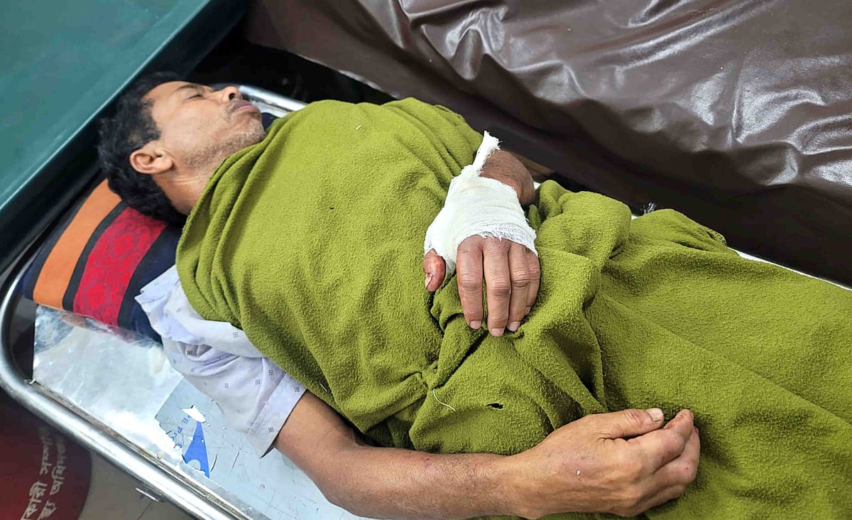 মারধরে আহত ব্যক্তিকে প্রথমে সিংড়া উপজেলা স্বাস্থ্য কমপ্লেক্সে নেওয়া হয়। রোববার রাতে