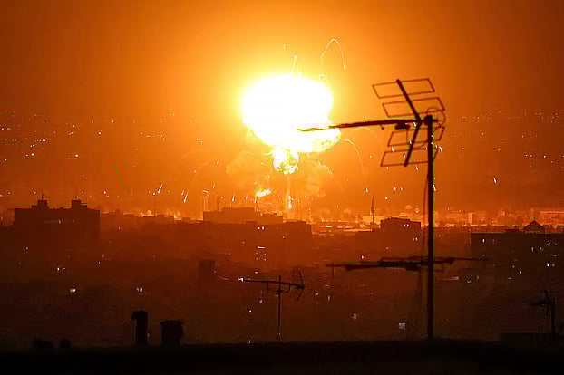 তেহরানে হামলার পর বিস্ফোরণের দৃশ্য। তেহরান, ইরান। ৭ মার্চ ২০২৬