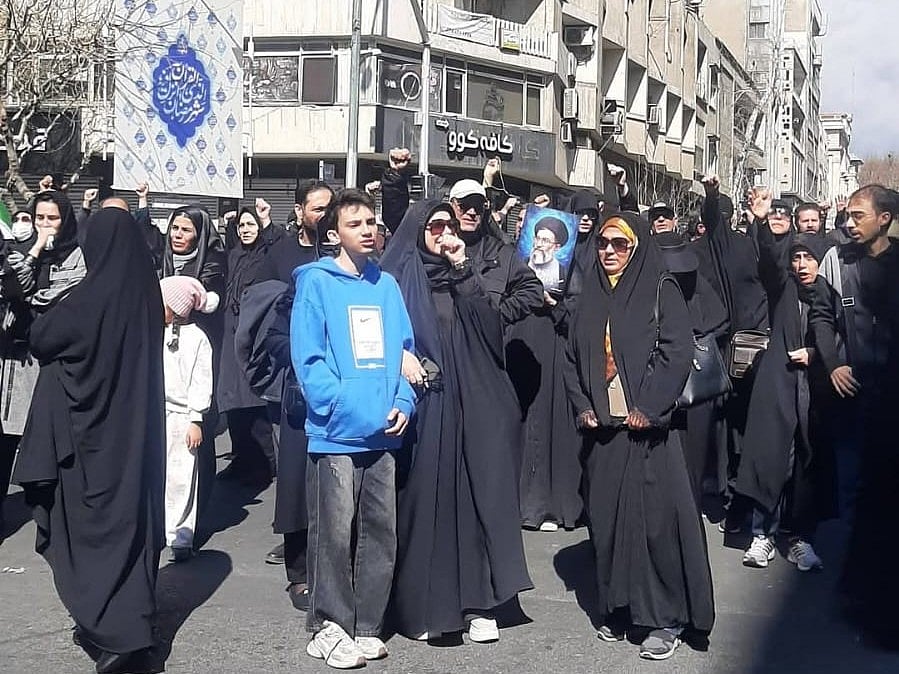 তেহরানের ইনকিলাব স্কয়ারে শোকসভায় ইরানিরা। ৯ মার্চ, ২০২৬