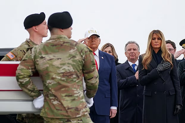 যুক্তরাষ্ট্রের ডোভার বিমানঘাঁটিতে কুয়েতে নিহত ছয় মার্কিন সেনার মরদেহে শ্রদ্ধা নিবেদন করছেন প্রেসিডেন্ট ডোনাল্ড ট্রাম্প ও মেলানিয়া ট্রাম্প। ৭ মার্চ ২০২৬