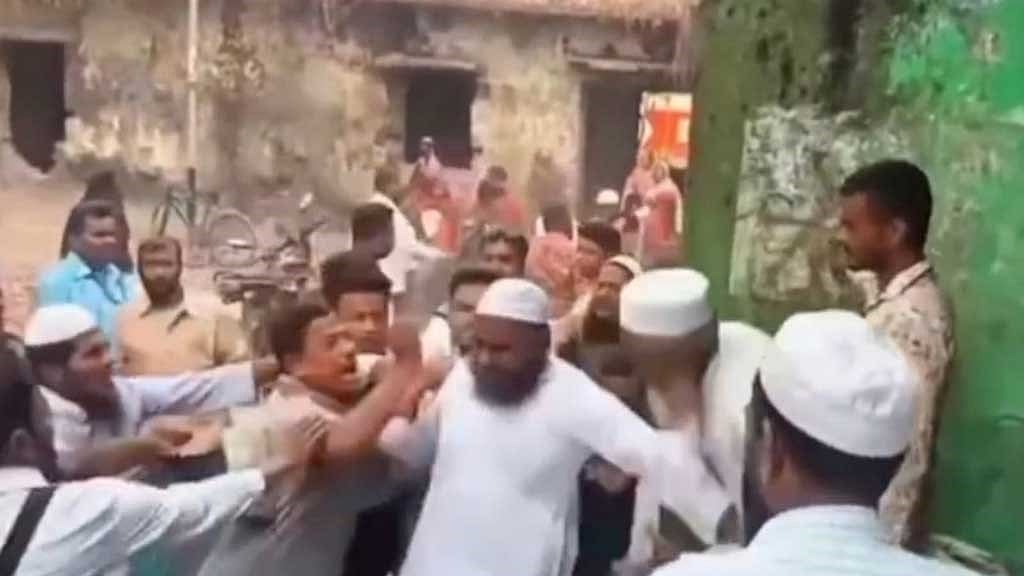 বরিশালের বাকেরগঞ্জ উপজেলার নিয়ামতি ইউনিয়ন পরিষদের (ইউপি) চেয়ারম্যান হুমায়ুন কবিরের ওপর হামলার একটি ভিডিও সামাজিক যোগাযোগমাধ্যমে ছড়িয়ে পড়েছে