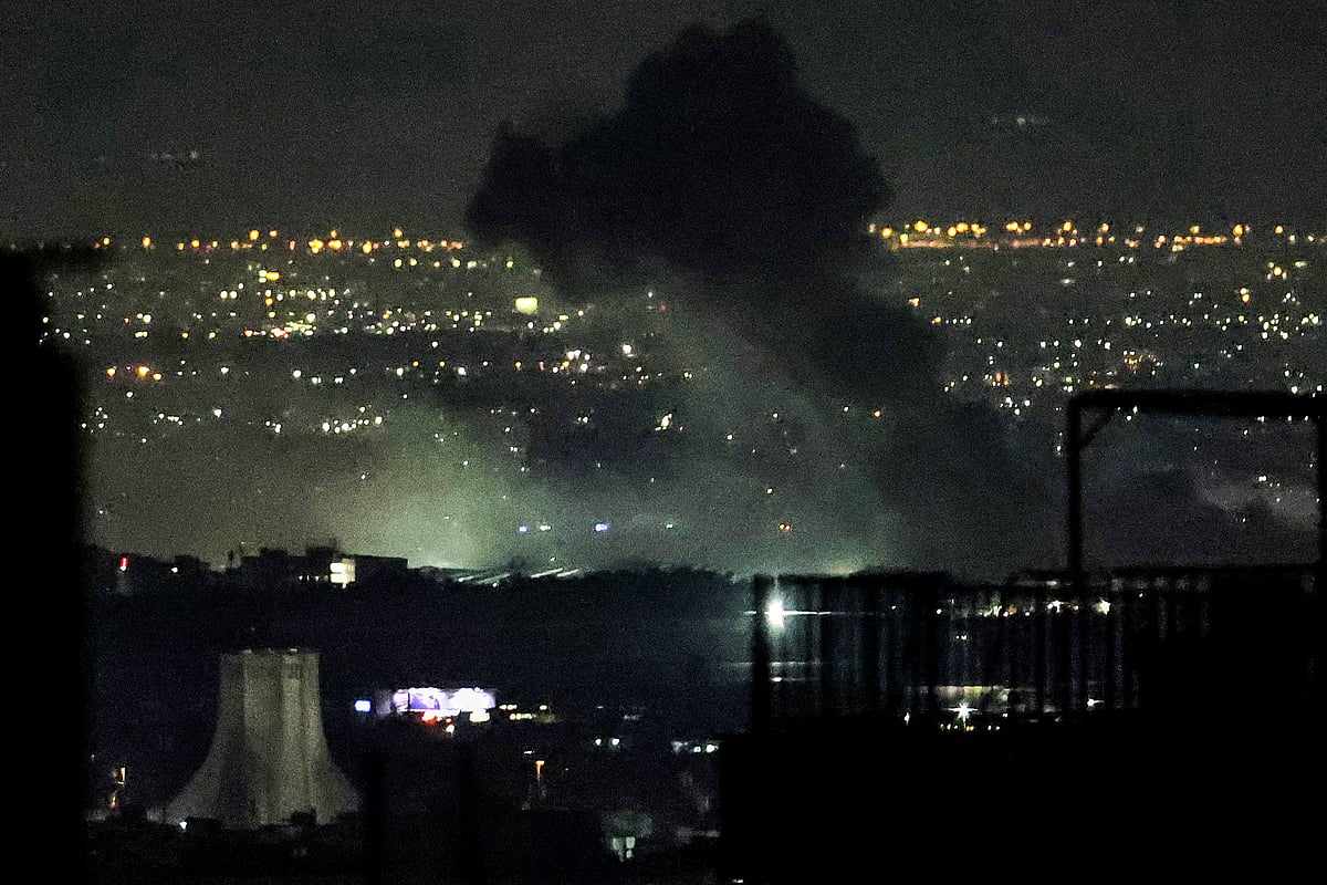 তেহরানের পশ্চিমাঞ্চলে মার্কিন–ইসরায়েলি হামলার পর ধোঁয়া দেখা যায়। ইরান, ১০ মার্চ