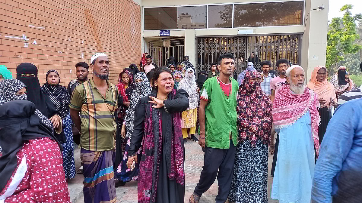 মাদারীপুরে আধিপত্য বিস্তারকে কেন্দ্র করে ঘরে ঢুকে আলমগীর হাওলাদার নামে একজনকে কুপিয়ে হত্যার ঘটনায় স্বজনদের আহাজারি। আজ মঙ্গলবার সকালে মাদারীপুর ২৫০ শয্যা জেলা হাসপাতালের সামনে