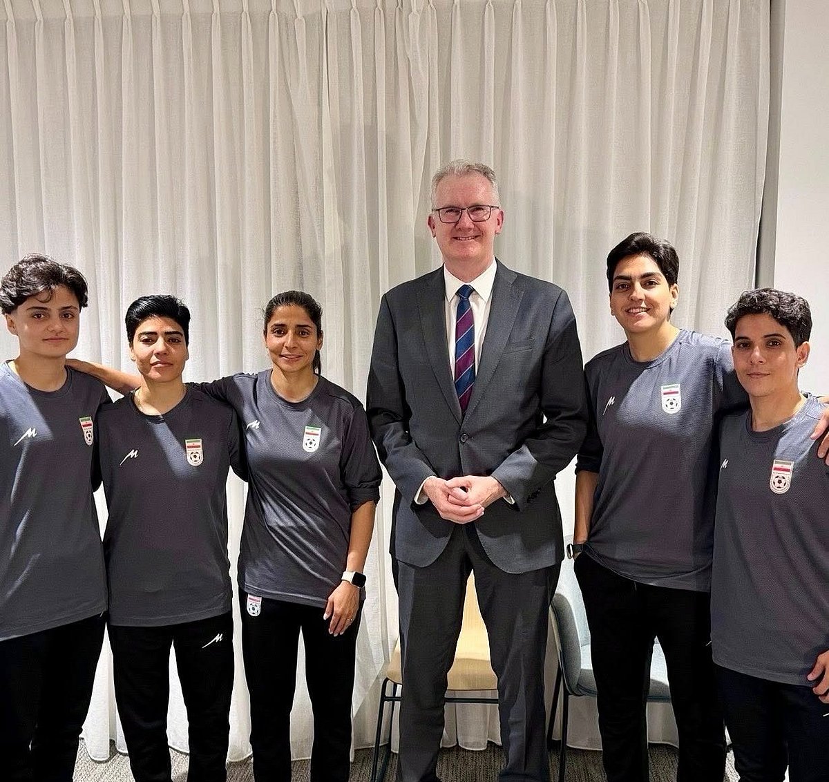 ইরানের পাঁচ নারী ফুটবল খেলোয়াড়ের সঙ্গে অস্ট্রেলিয়ার স্বরাষ্ট্রমন্ত্রী টনি বার্ক