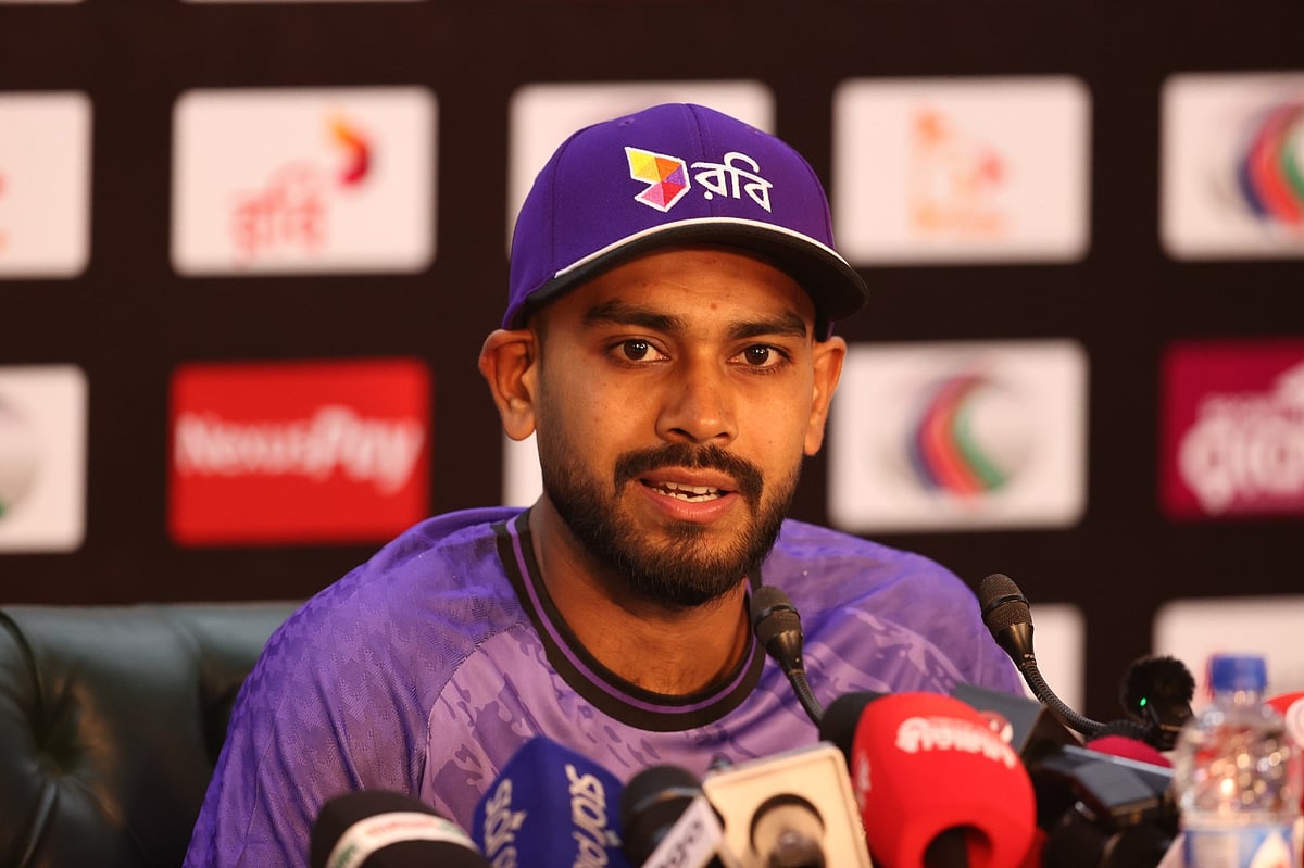 সংবাদ সম্মেলনে মেহেদী হাসান মিরাজ