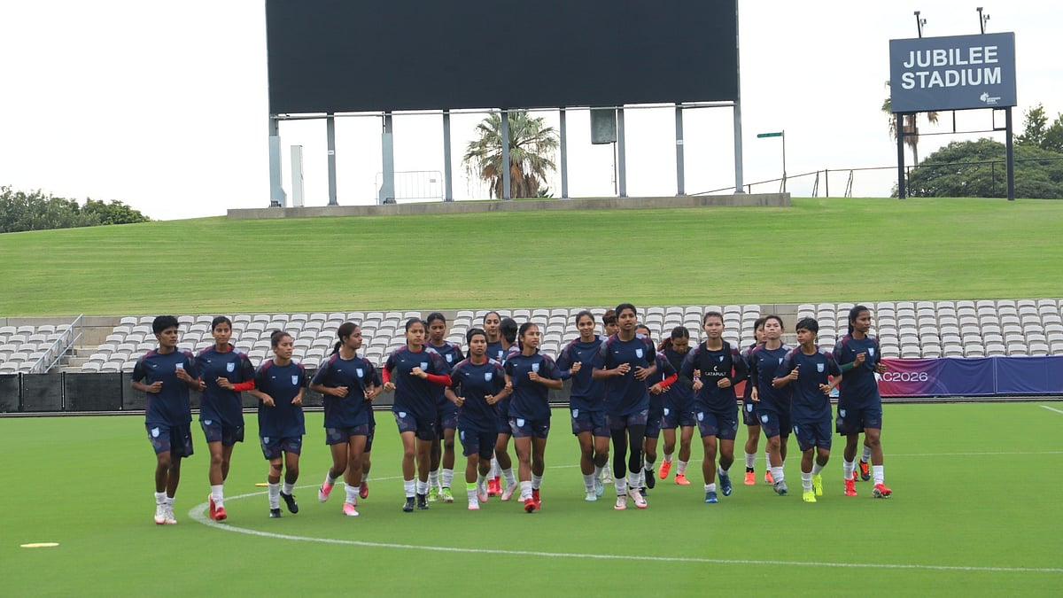 সিডনির জুবিলি স্টেডিয়ামে মখমলের মতো নরম ঘাসে অনুশীলনের স্বাদ পেয়েছে বাংলাদেশ নারী ফুটবল দল। ছবিটি নারী এশিয়ান কাপে বাংলাদেশ দল মাঠে নামার আগে তোলা