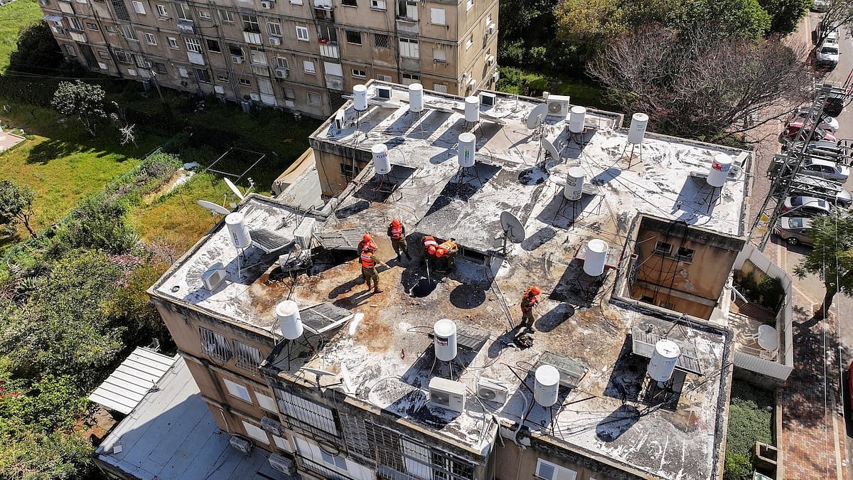 ইরানের সঙ্গে যুক্তরাষ্ট্র-ইসরায়েলের চলমান যুদ্ধের মধ্যে ইসরায়েলের পেতাহ তিকভা শহরে ইরানি ক্ষেপণাস্ত্র হামলার পর ড্রোন দিয়ে তোলা ঘটনাস্থলের দৃশ্য। ৩ মার্চ ২০২৬