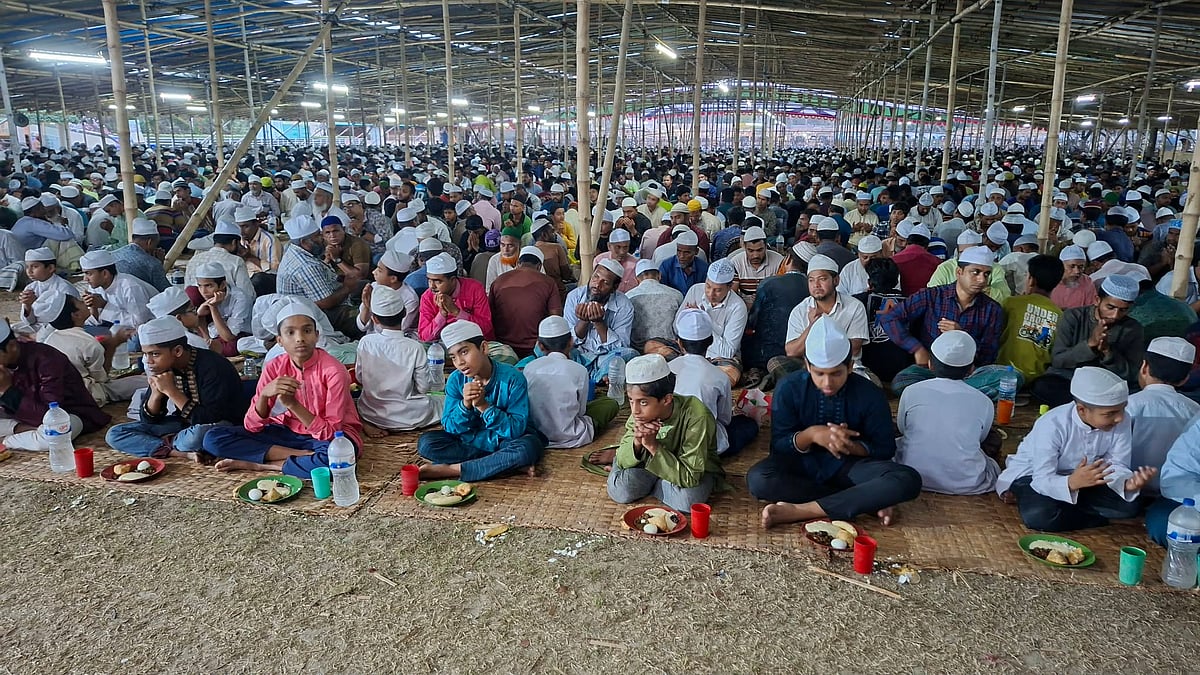 সাতক্ষীরার কালীগঞ্জ উপজেলার নলতা কেন্দ্রীয় আহ্ছানিয়া মিশনের চত্বরে একসঙ্গে কয়েক হাজার মানুষের ইফতার আয়োজন। সোমবার সন্ধ্যায় তোলা