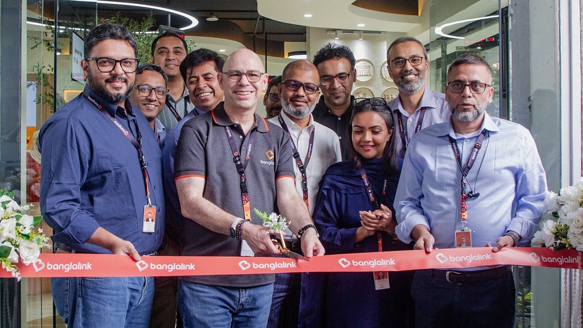 নতুন এক্সপেরিয়েন্স সেন্টার উদ্বোধন করছেন বাংলালিংকের প্রধান নির্বাহী কর্মকর্তা ইয়োহান বুসে। গতকাল ঢাকার গুলশানে।
