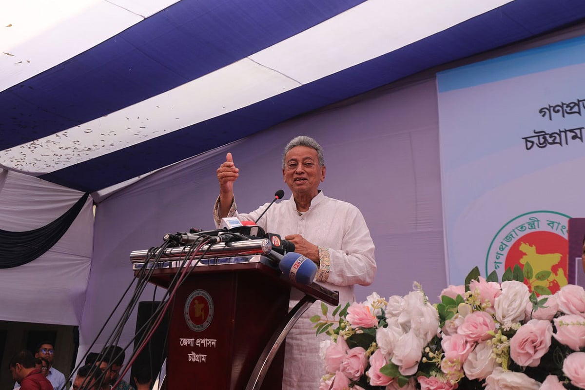 চট্টগ্রামের পতেঙ্গায় ফ্যামিলি কার্ড বিতরণ অনুষ্ঠানে বক্তব্য দেন অর্থ ও পরিকল্পনামন্ত্রী আমীর খসরু মাহমুদ চৌধুরী। আজ সকাল ১০টায়  নগরের পতেঙ্গা বিমানবন্দর উচ্চবিদ্যালয় মাঠে